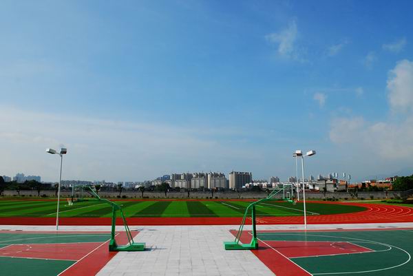 福田区新莲小学 250米透气式塑胶田径场、2片篮球场